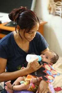 how much should a newborn eat feeding amounts by age